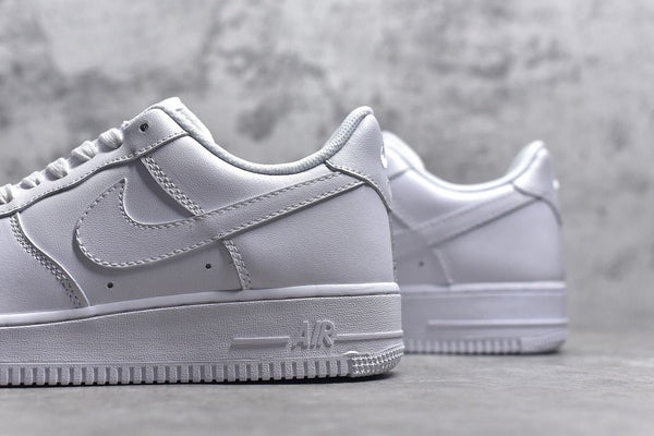 A BEST SELLER Nike Air Force 1 Triple White